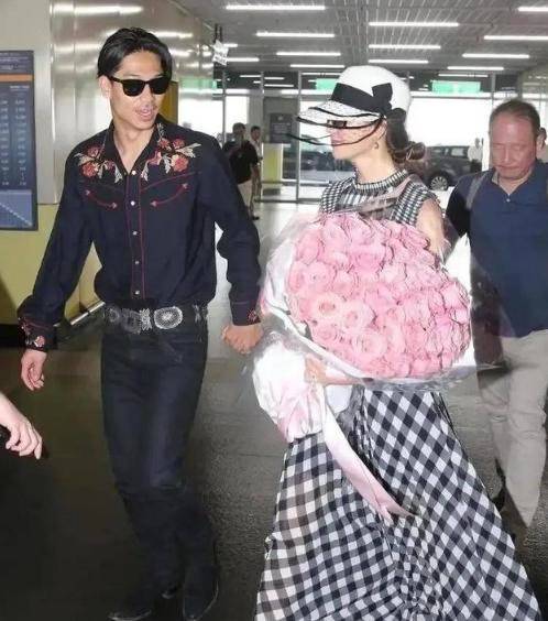 贵妇|林志玲机场秀恩爱，穿格纹裙配头纱扮贵妇，老公穿花衬衫显油腻