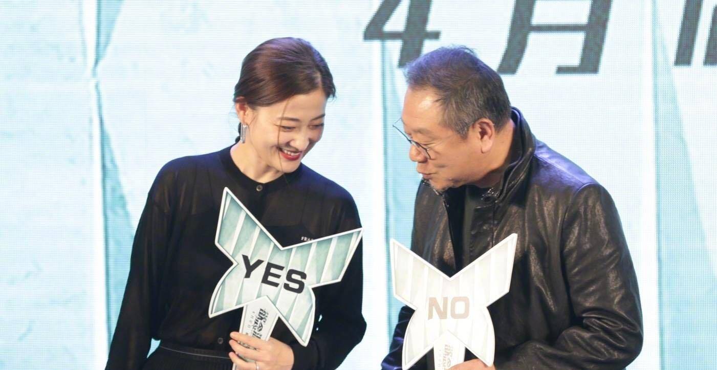 黑色|44岁梅婷原来这么会穿,薄纱衬衫搭配百褶裙,一身黑装好时髦