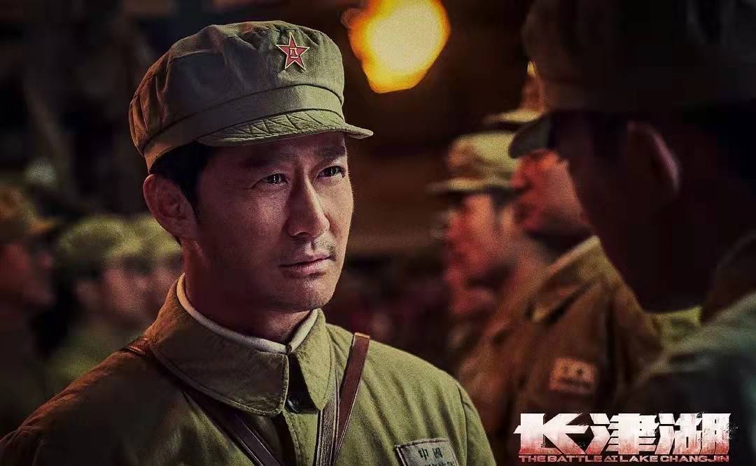 吴京|吴京拍戏太拼命，肋骨被勒青筋暴起脸色通红，一旁的老外都看呆了