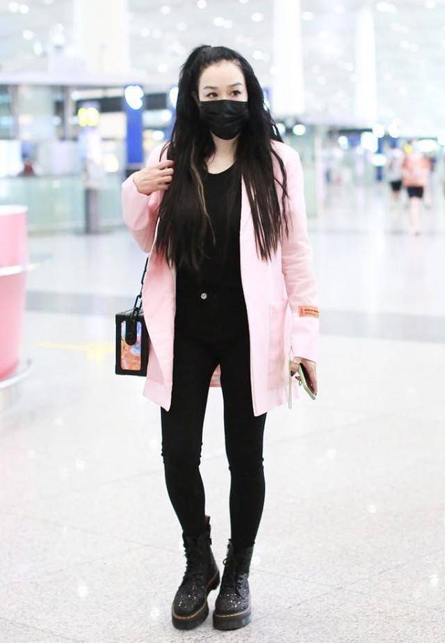 亮点|钟丽缇真不畏惧年龄，穿紫色套装配哪吒头，眼角有皱纹也耐看