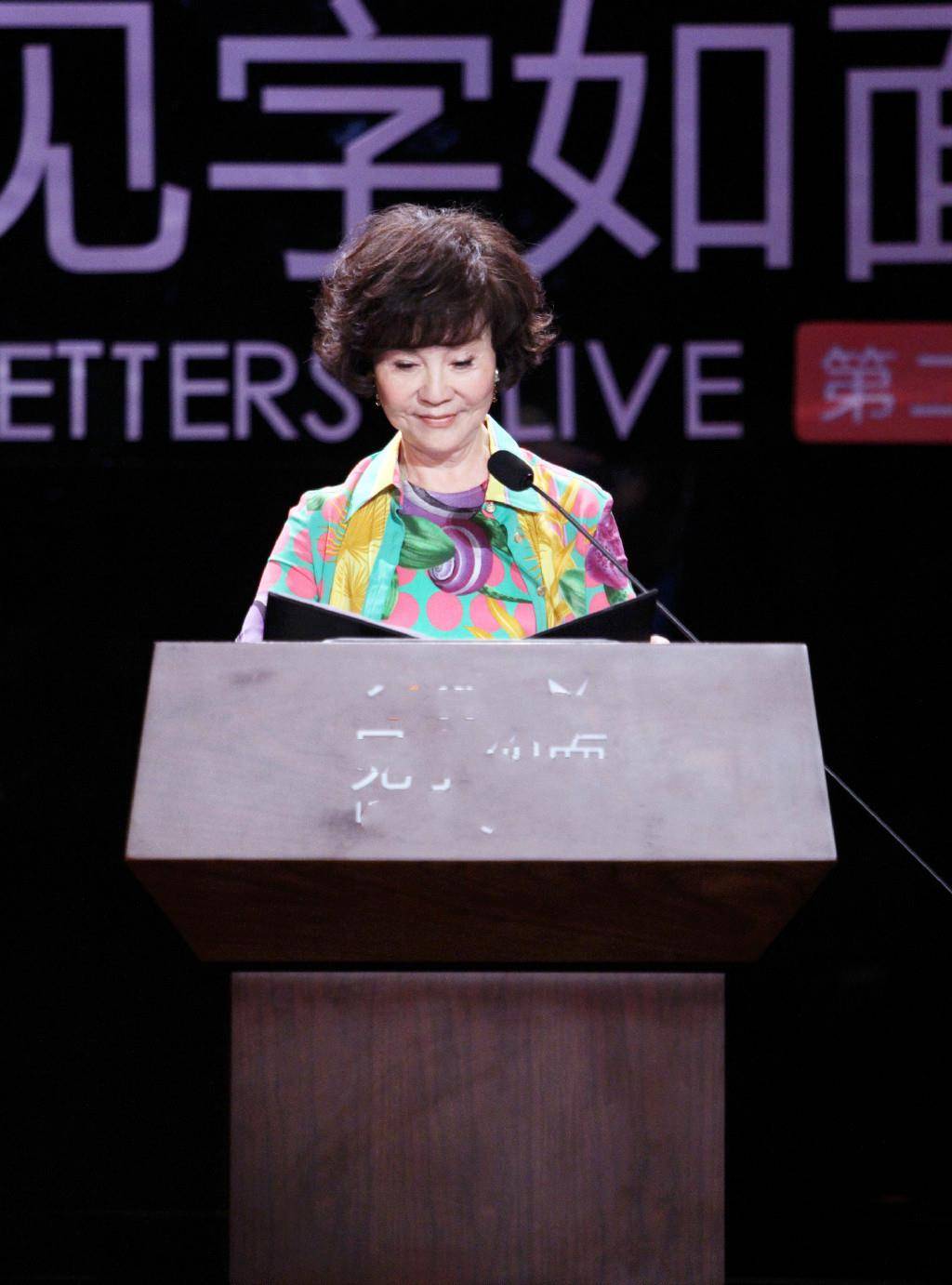 显得|75岁归亚蕾灰色套装配短发，优雅端庄！衬衫搭阔腿裤，气质又减龄