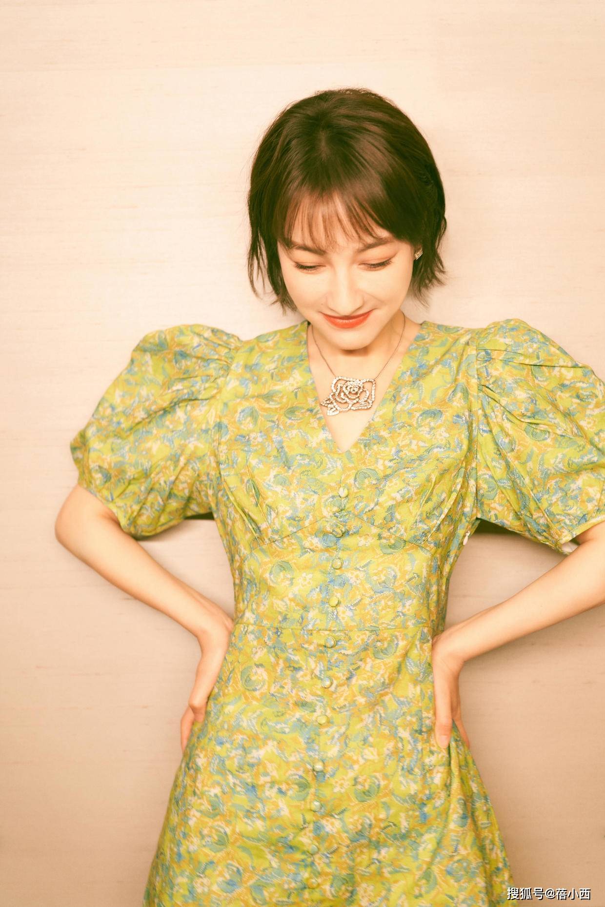 摩卡|吴昕终于让人刮目相看,换了摩卡波波头穿蕾丝上衣配背带裤,真美