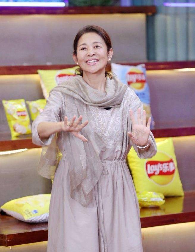 images|倪萍跟紧潮流减肥,再打扮漂亮看着就年轻点,衬得鞠萍很显老!