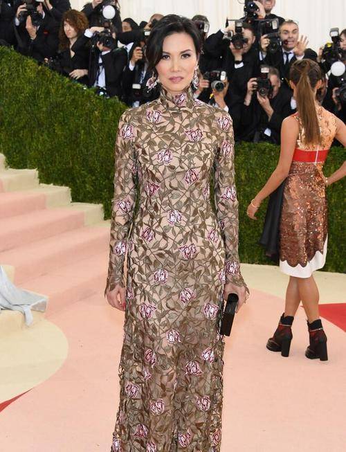 女神|邓文迪不愧是“商圈女神”，亮片修身连衣裙秀曼妙身材，高挑精致