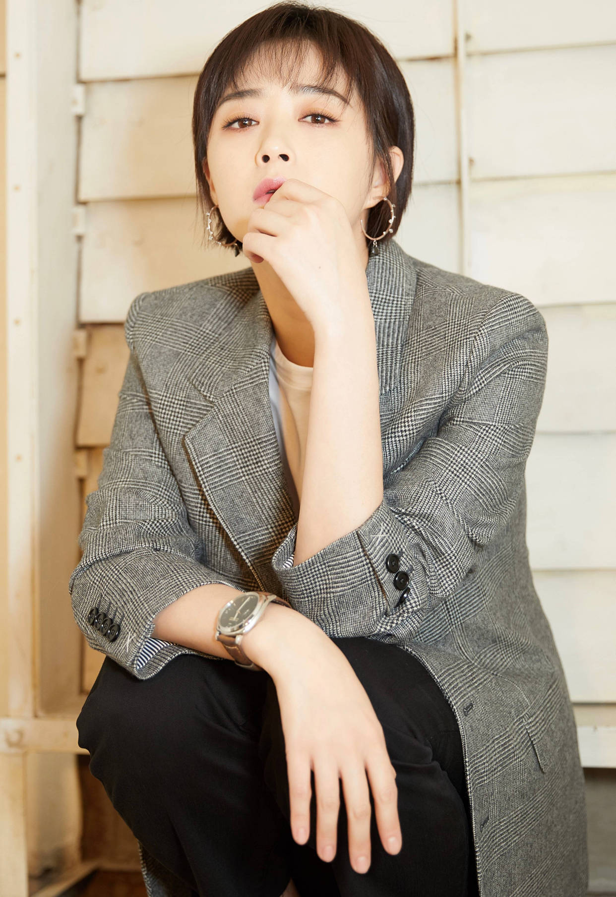 黑色|被蒋欣长发造型美到了!印花夹克配短裤下衣失踪,模样清纯又甜美