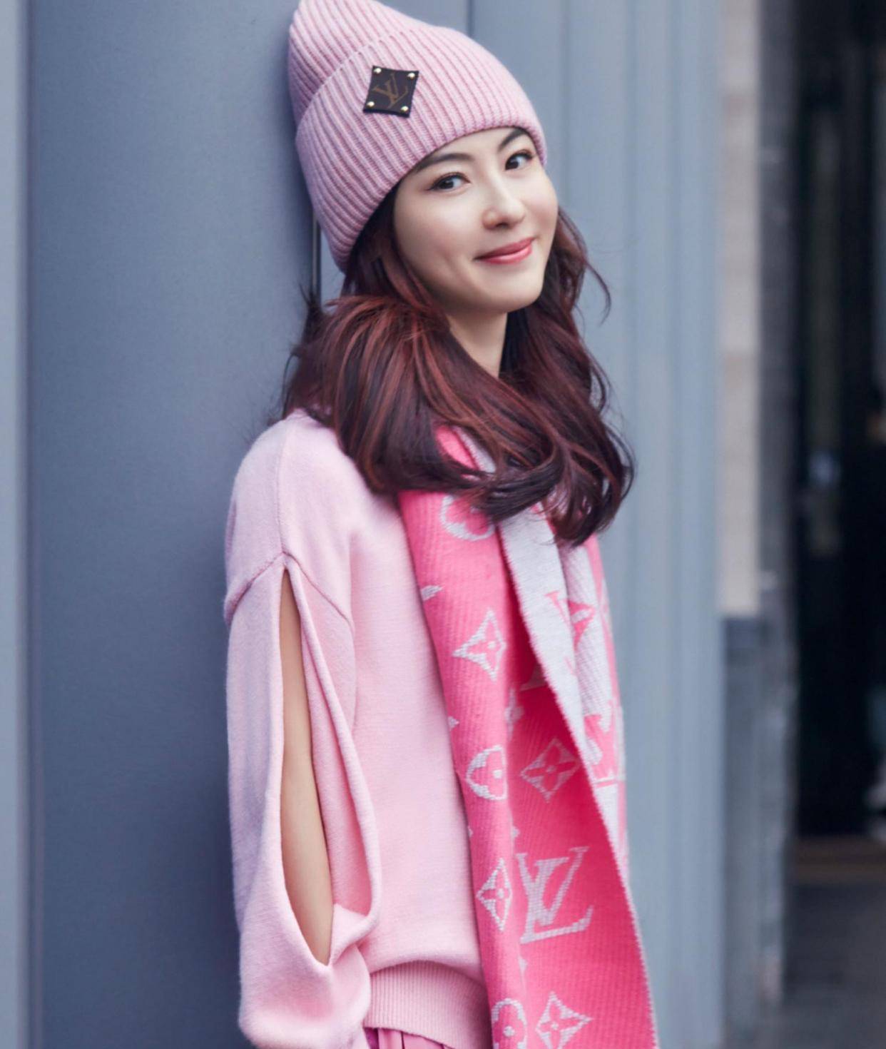 新造型|张柏芝新造型被赞！衬衣腋下被剪了两刀，不仅不难看，还很有潮范