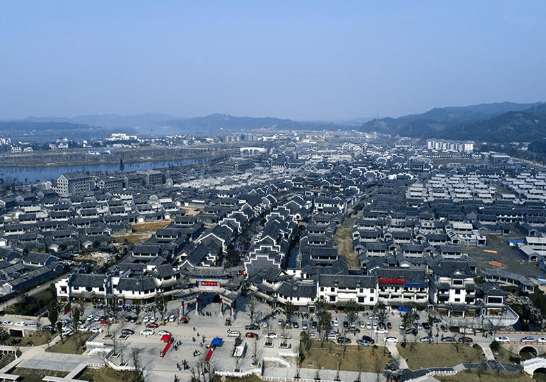 湖南又一座“假古镇”走红，斥资60亿建造而成，深受当地人青睐