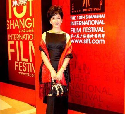 配饰|龚雪人生活得真漂亮,年轻时穿衣经典不过时,老年穿衣也时髦洋气