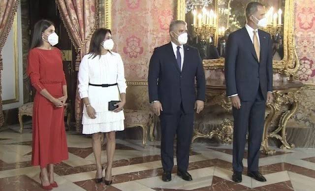 身材|西班牙王后真会穿衣！酒红色连衣裙难掩身材曲线，女人看了都羡慕