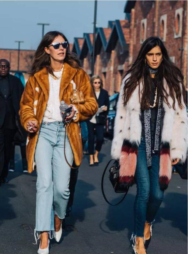 披肩|66岁林青霞真不服老，穿丝绒裙配皮草披肩贵气感十足，很有阔太范