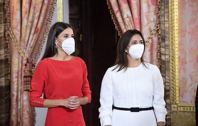 身材|西班牙王后真会穿衣！酒红色连衣裙难掩身材曲线，女人看了都羡慕