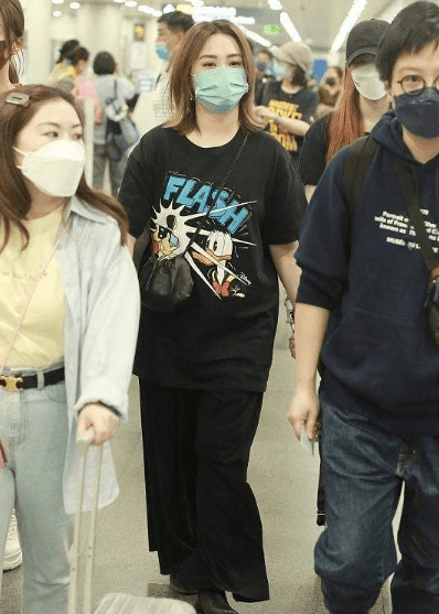 曲线|Twins合体现身，阿娇穿厚底鞋也不高，宽松搭配挡不住臃肿身材