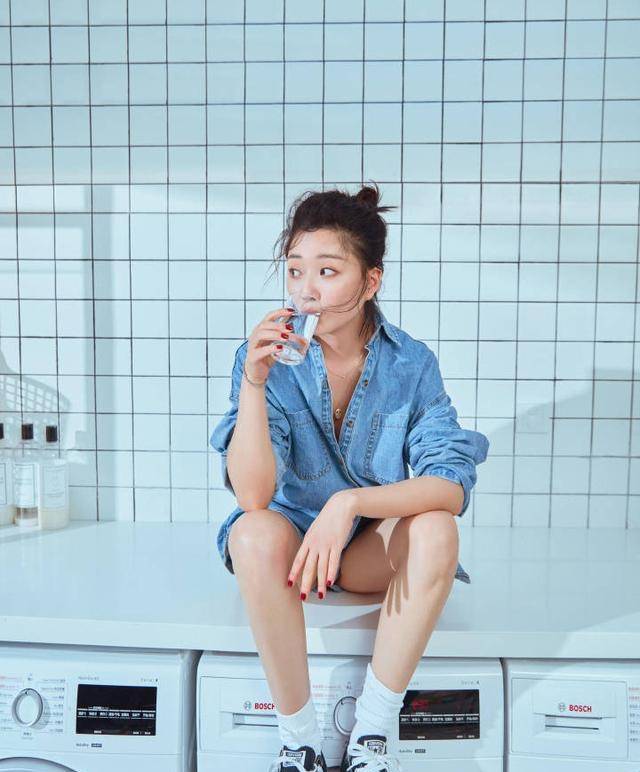 白点|殷桃也放开了，穿牛仔衬衣玩下衣失踪，还只扣一粒扣，高级又大气