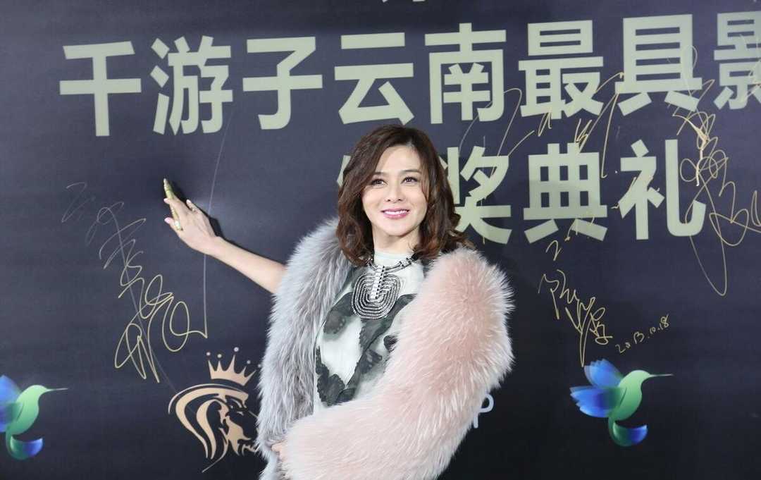 女神|58岁关之琳气质全开，皮草披肩配连衣裙走红毯，高贵又优雅