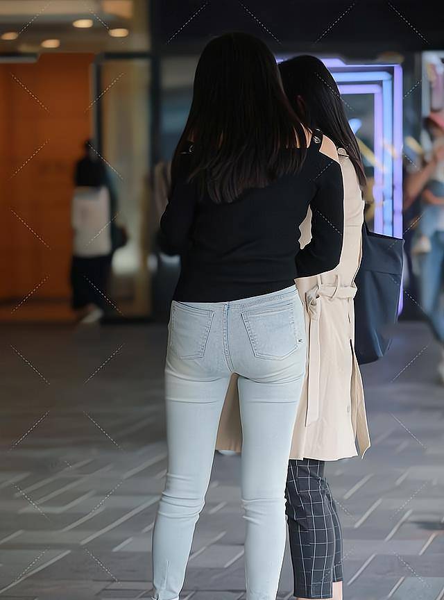 蓝色|黑色一字肩上衣,搭配上一条蓝色牛仔裤,清新简约还很显年轻