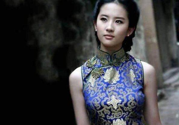 高挺|娱乐圈穿旗袍的四位明星,杨幂迷人,最后一位被称为“古典美人”