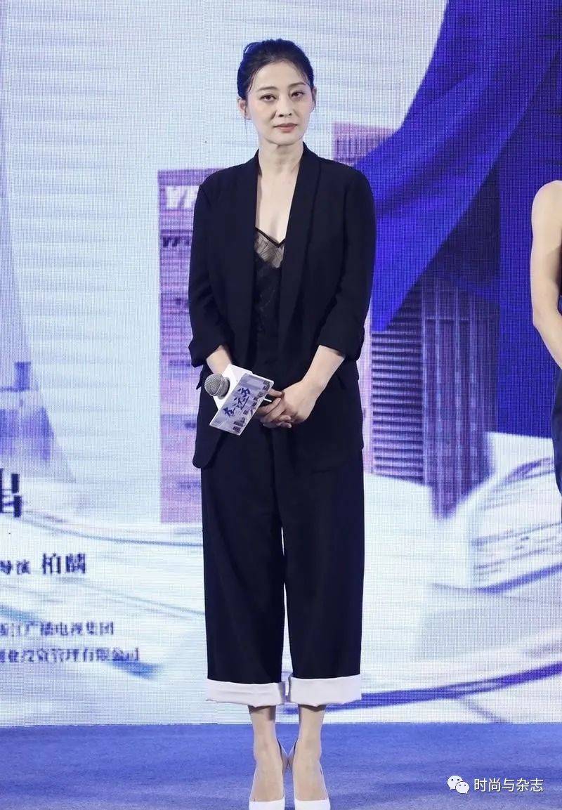 黑色|梅婷的气质一般人学不来，黑色西服配长裤干练知性，洒脱又高贵