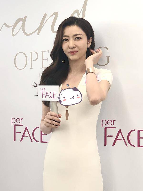 黑色|熊黛林的身材真让人羡慕，就算穿拖地的裙子，也藏不住大长腿