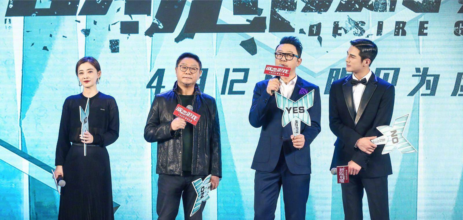 黑色|44岁梅婷原来这么会穿,薄纱衬衫搭配百褶裙,一身黑装好时髦