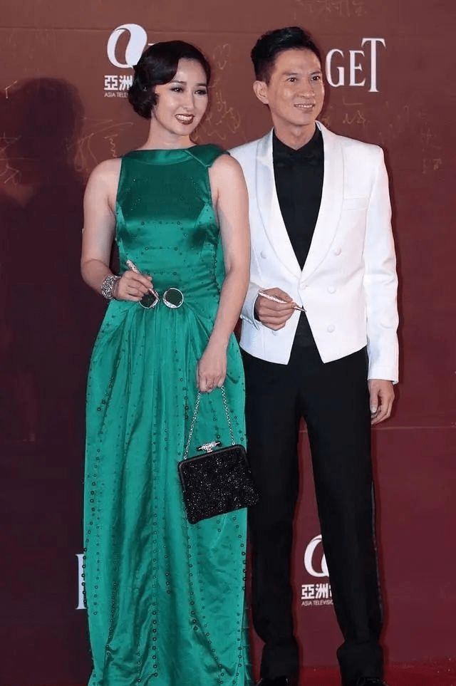 浅色|张家辉夫妇罕见同台,关咏荷复古卷发配绿裙像贵妇,太给老公长脸