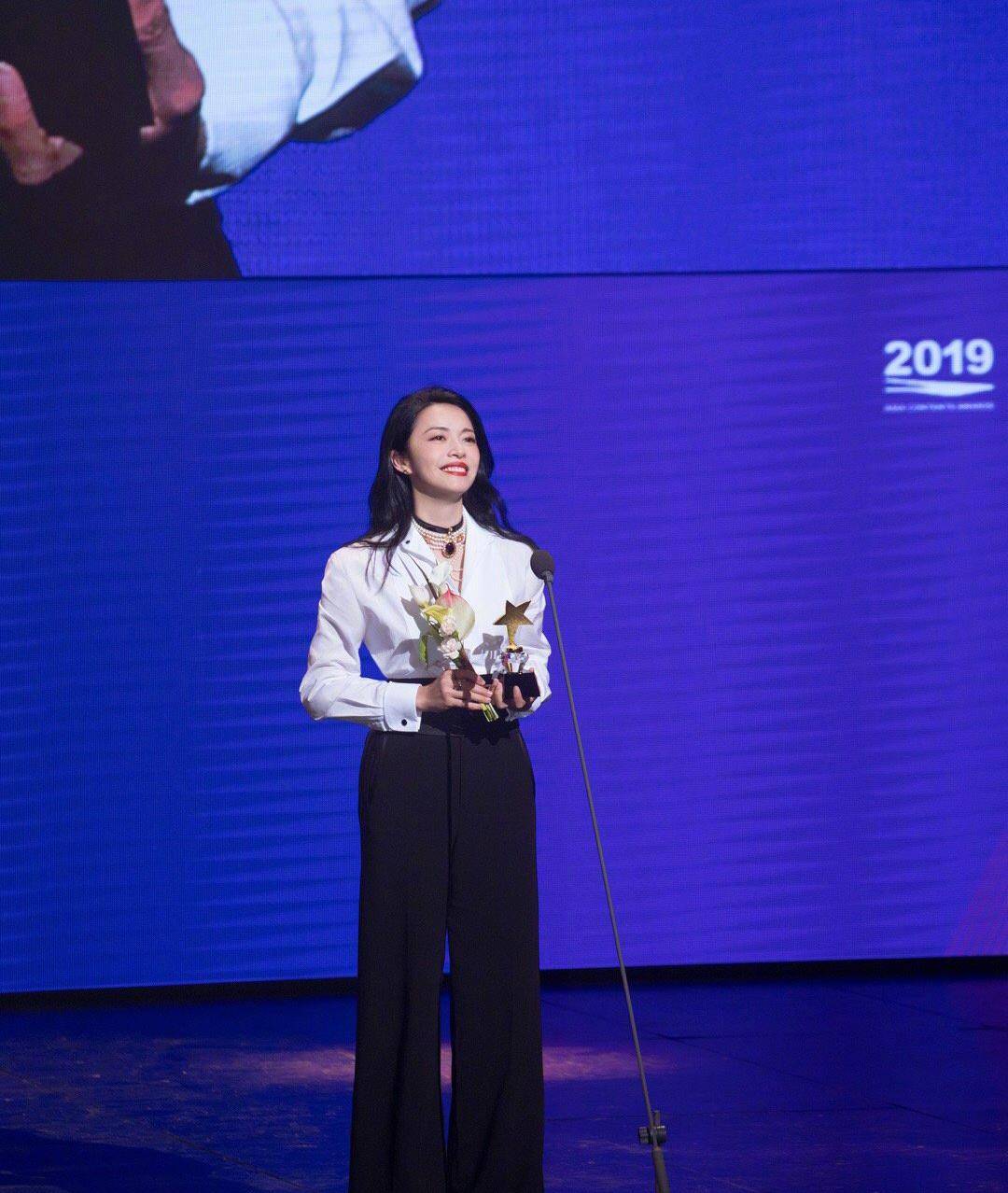 配饰|40岁姚晨斩获最佳女演员，白衬衫配阔腿裤简单优雅，真女王本人！