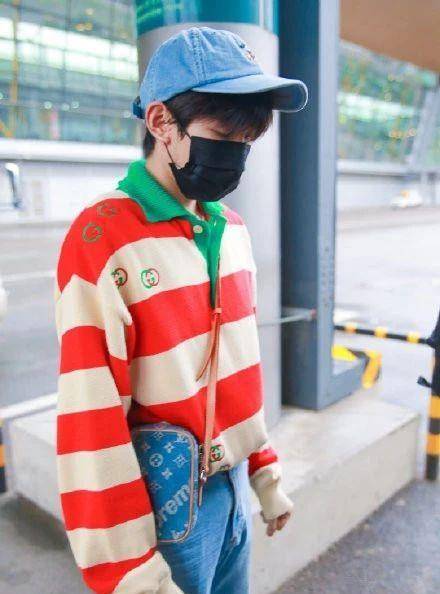 大腿|王源终于变成熟了，白衬衫+牛仔裤，破洞开到大腿尽显2米长