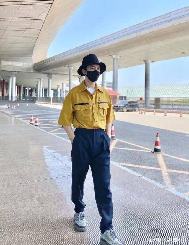 显得|42岁黄晓明私服走机场,黄毛衣配牛仔裤简单随性,气质不比鲜肉差