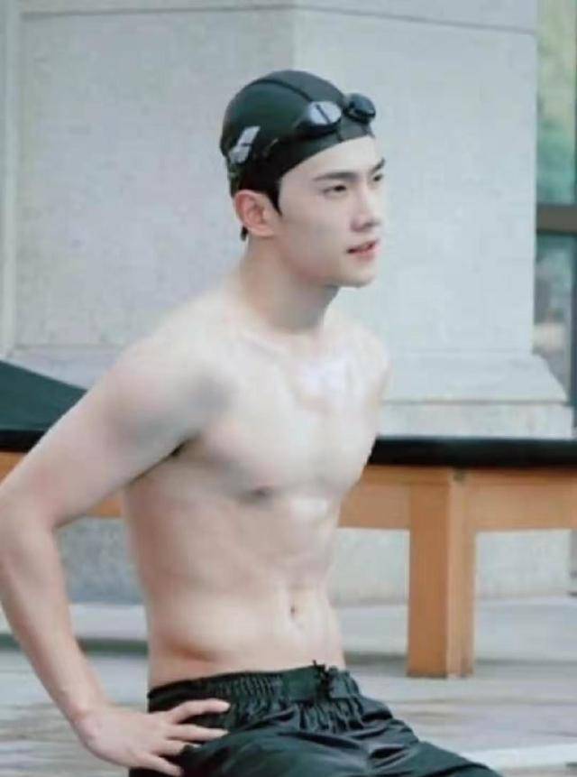 整体|杨洋满足了腹肌控、手控、颜控,一身白衬衫穿出了超模感简约帅气