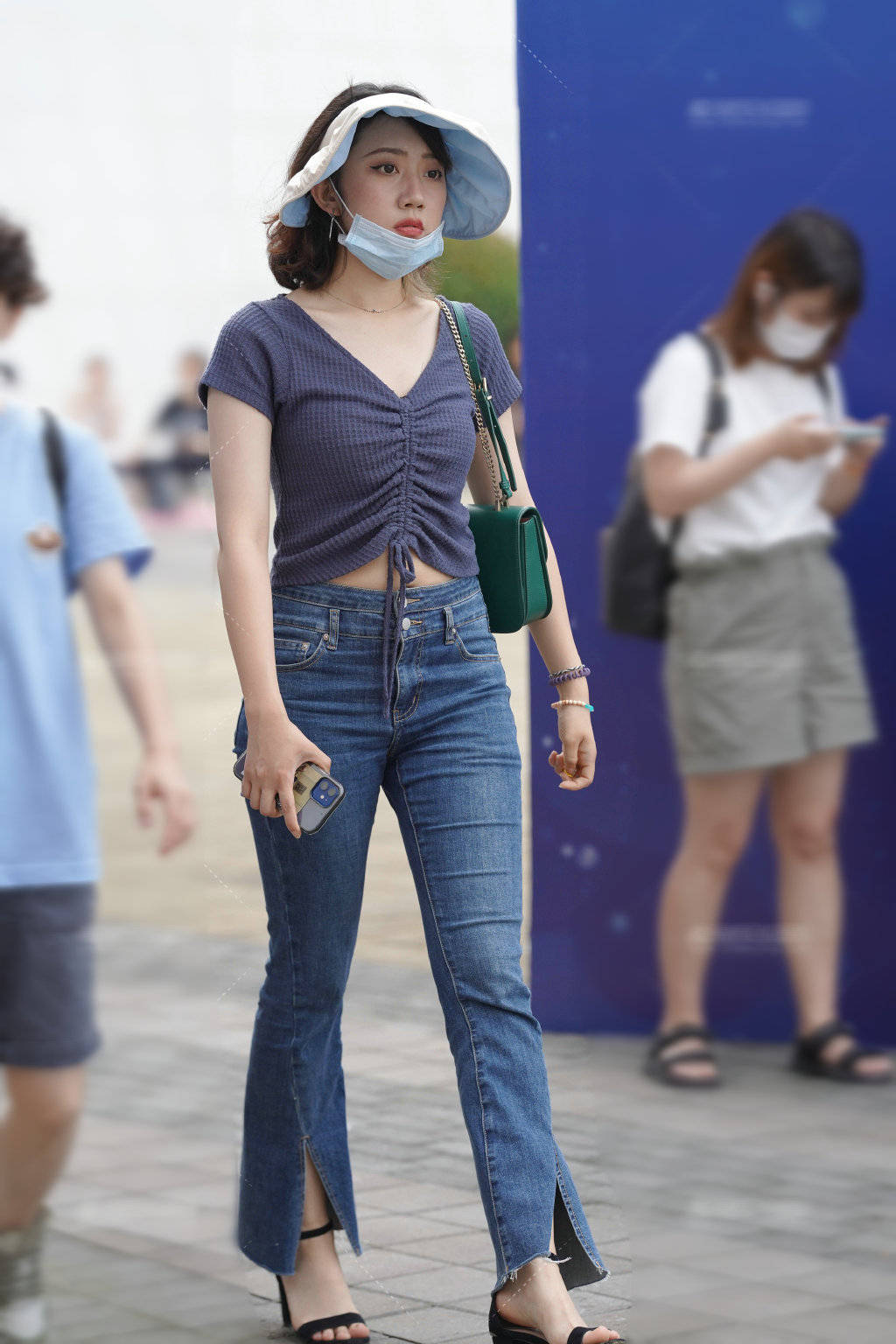 视觉|长一点的黑色T恤,既方便又时尚休闲,非常简约的穿搭