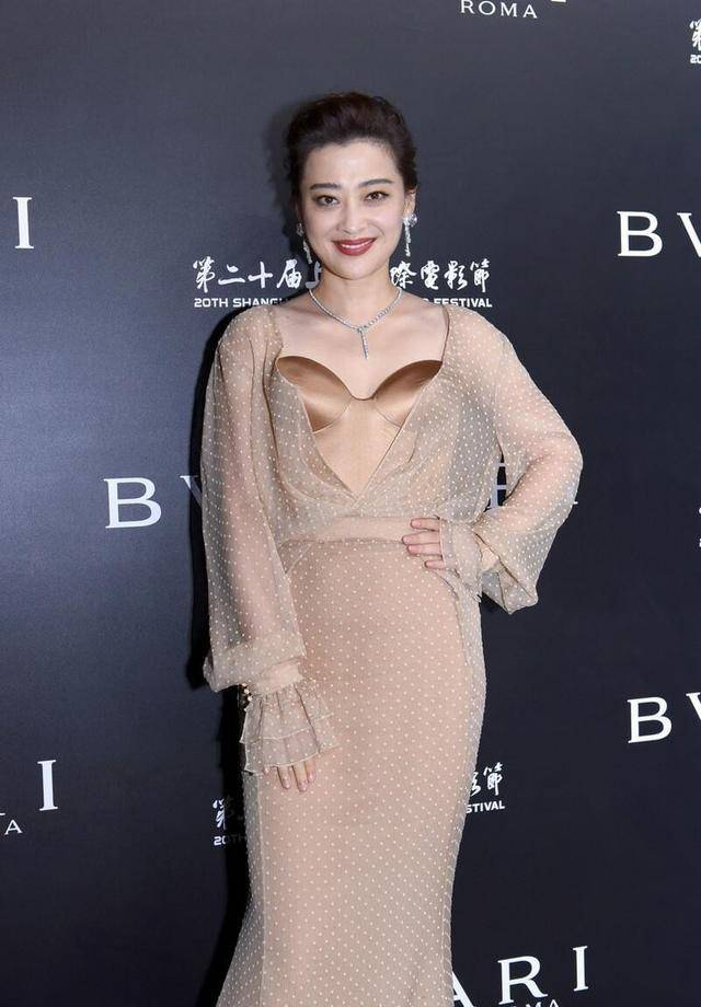 贵妇|梅婷的衣品比年轻人还潮，穿波点薄纱裙配抹胸内搭，穿出贵妇感