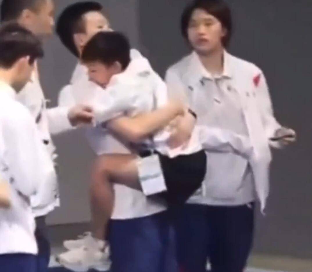 瞬间|小团宠全红婵太火！多位奥运冠军熊抱要合影，与朱婷两度上演最萌身高差