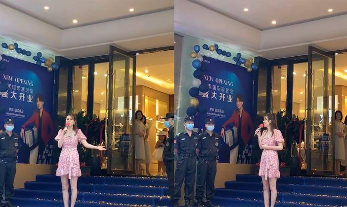 洪欣|洪欣中秋前夕忙捞金，穿粉短裙站店门口好风光，50岁还是少女身材