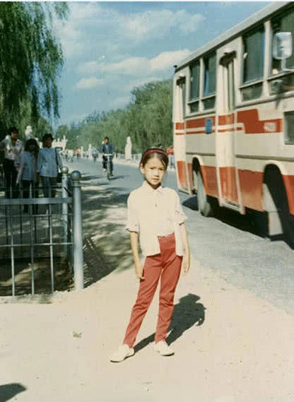 马路|高圆圆学生时期合照曝光，人群中一眼看到她，从小就是美人胚子