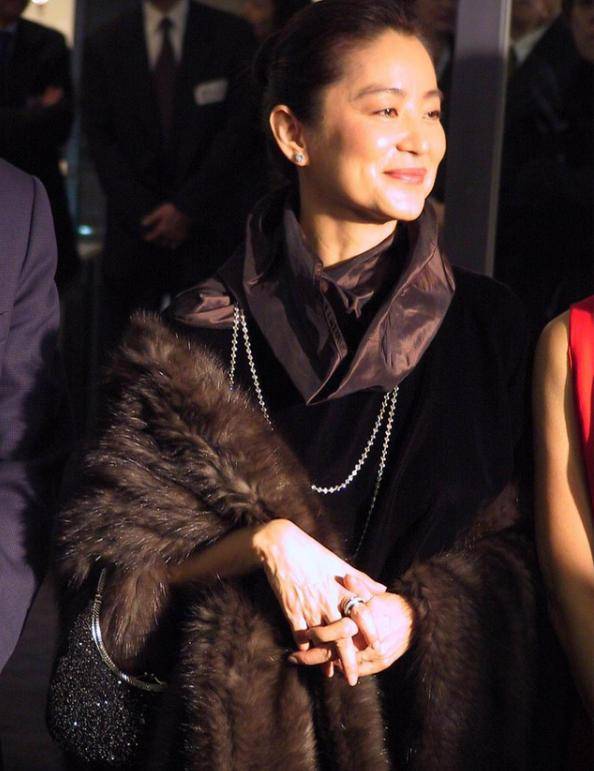 披肩|66岁林青霞真不服老，穿丝绒裙配皮草披肩贵气感十足，很有阔太范