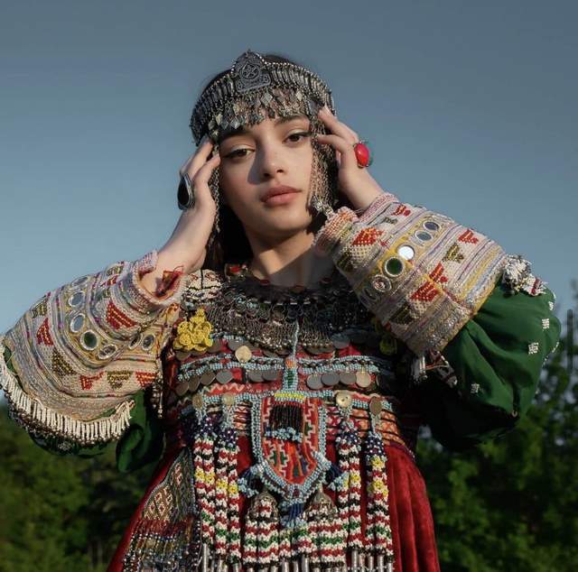 服装|阿富汗女性的服饰很美，多姿多彩，不应该只有一个黑色