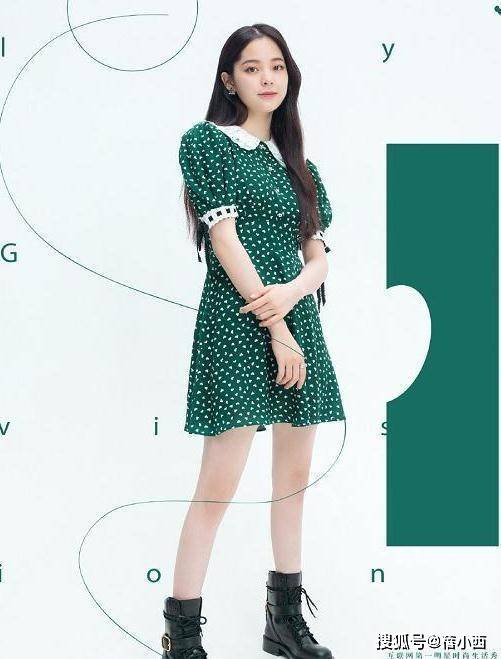 黑色|初秋出行怎么穿？欧阳娜娜手把手来教你，白色毛衣最百搭又时髦