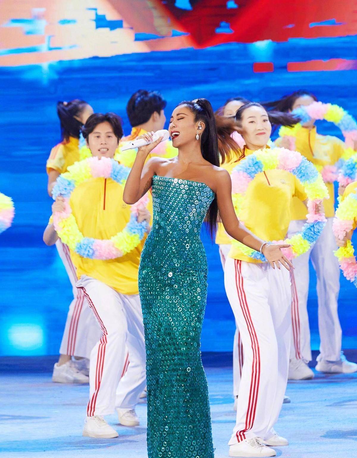 冬奥|吉克隽逸的“人鱼裙”太吸睛了，和孙楠合唱冬奥宣传曲，让人心动