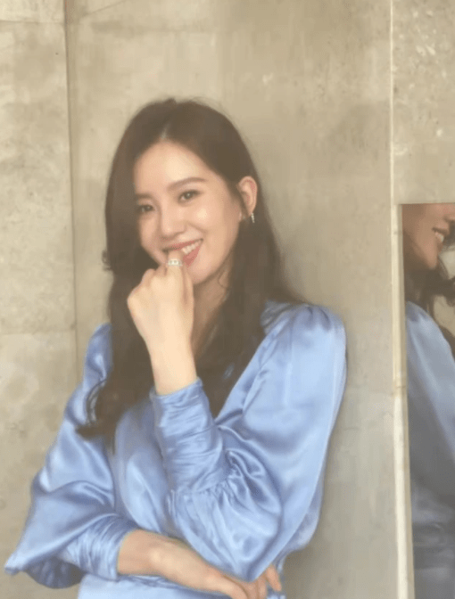 丝绸|刘诗诗蓝色丝绸长裙优雅灵动 长发轻挽耳后气质温柔