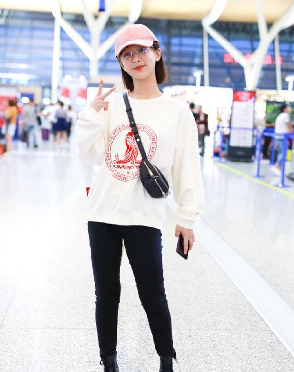 成一位|杨紫觉得裤子太普通,在裤腿上打了个结,显腿长的效果太明显