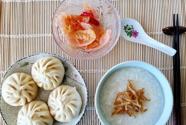 包子|这家店的手撕鸡架搭配绿豆汤，不油腻，食客的早餐新搭配