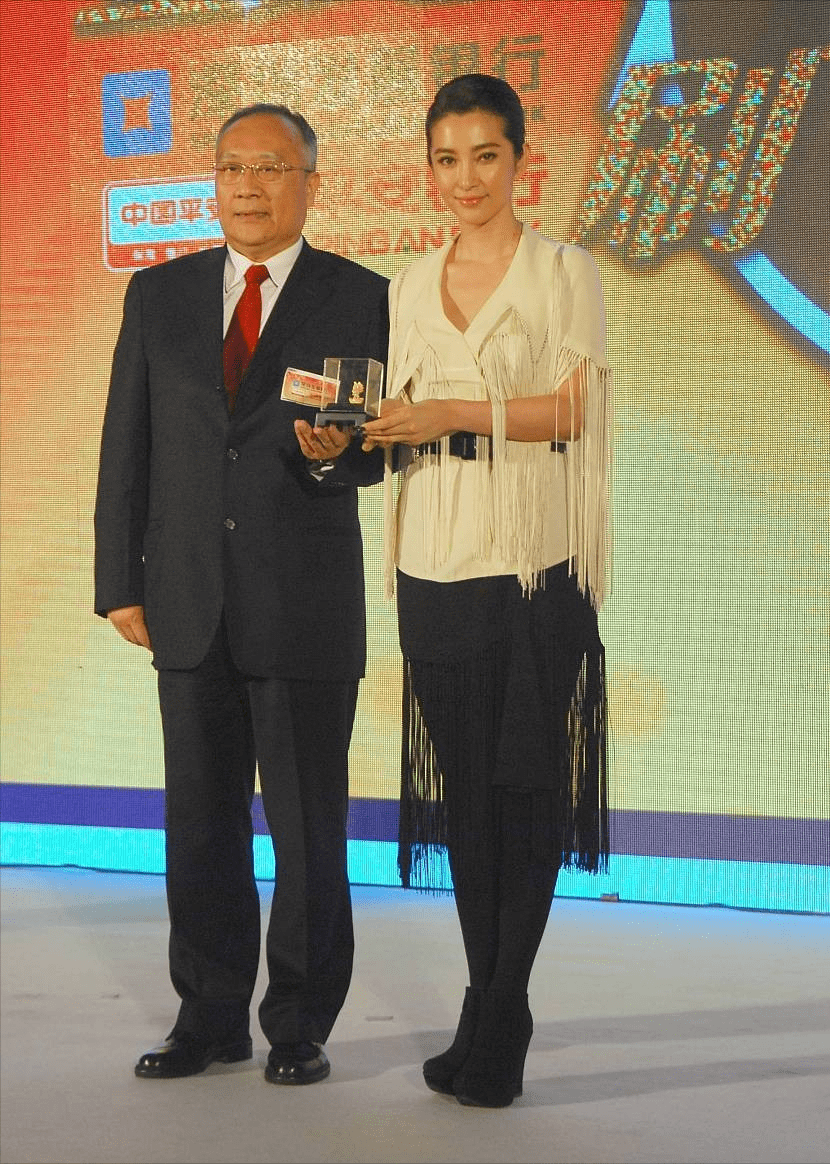 都藏|李冰冰的高级都藏在配色里,黑白配搭经典大气,年龄气息都被减弱