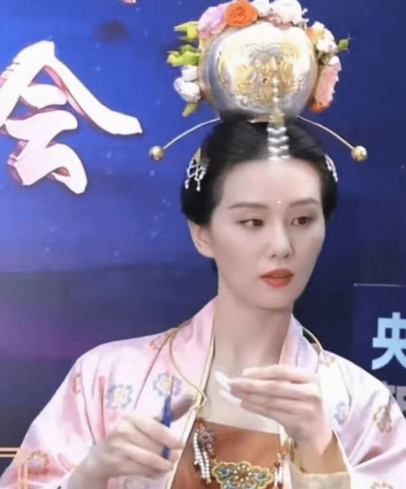 丝绸|刘诗诗蓝色丝绸长裙优雅灵动 长发轻挽耳后气质温柔