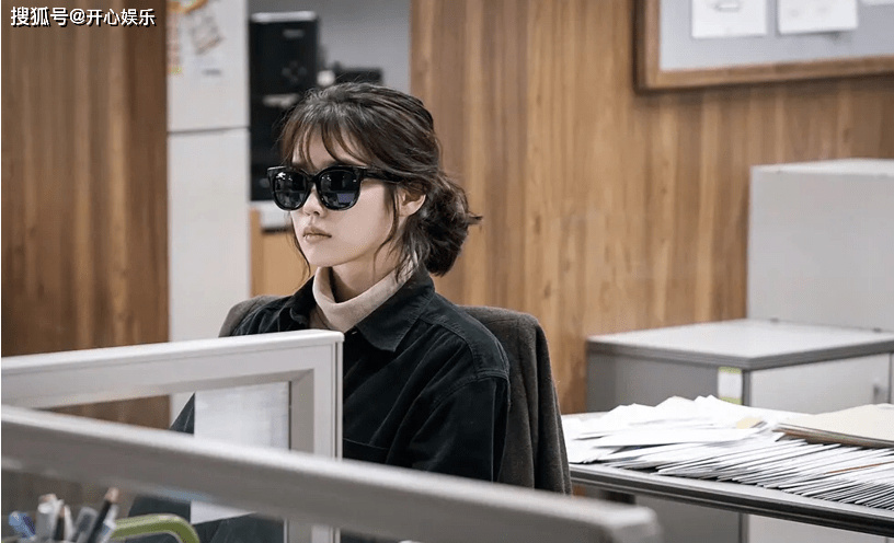 因为|IU首部“丧”电视剧,眼神犀利!