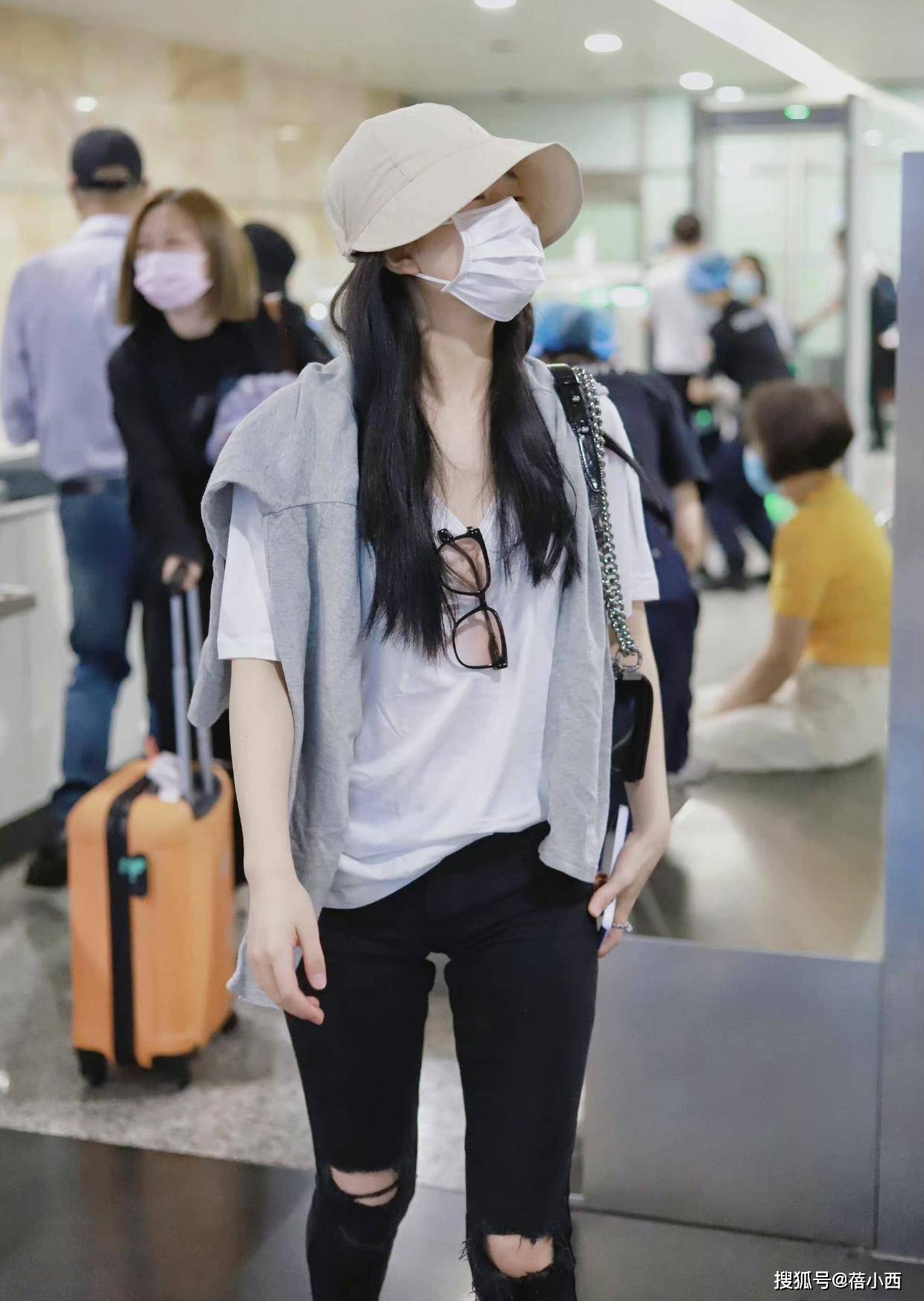 黑色|赵露思如此低调!看完了她的机场穿搭,你才会惊呼黑白配真高级
