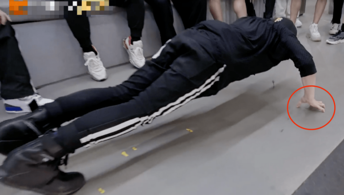 如何倒立和做俯卧撑 501b52a759714e39a2be7e82d21637c6.png