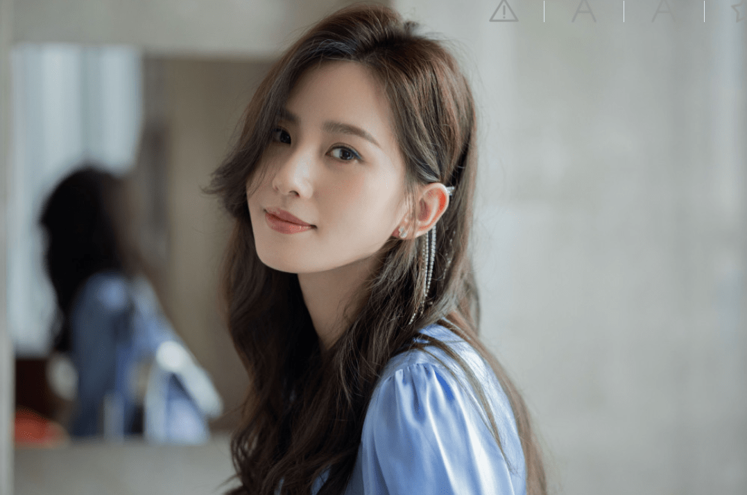 丝绸|刘诗诗蓝色丝绸长裙优雅灵动 长发轻挽耳后气质温柔