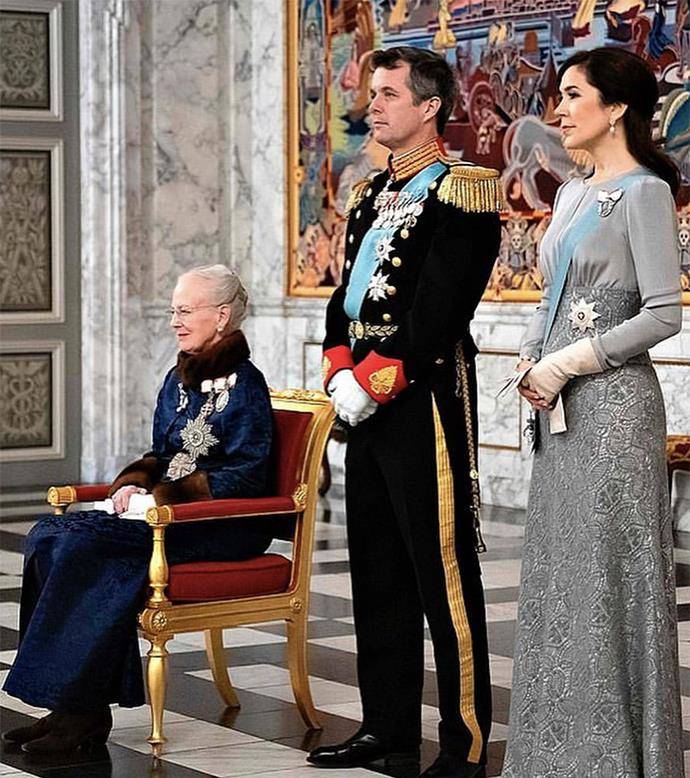 王储|丹麦王储妃再穿11年前旧裙，改造一下显瘦又显高，换个发型更美！