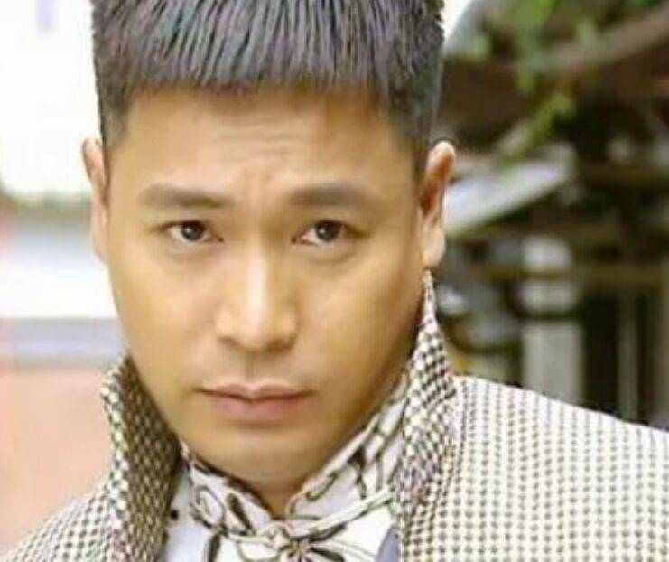 凭憨夫成龙中的丁常旺成名,现实中却是专一的男人,今儿女双全_郭晋安