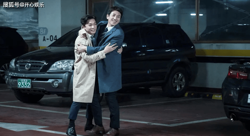 因为|IU首部“丧”电视剧,眼神犀利!