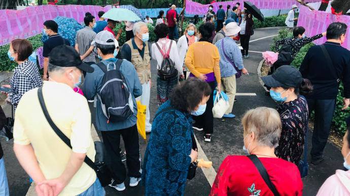 雨中相親別有情趣千佛山相親大會現場掀起小高潮